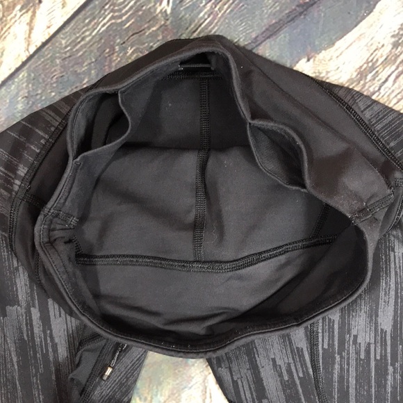 🍀🌸 Lululemon Run Inspire Capri leggings 🌸🍀 - Picture 4 of 16